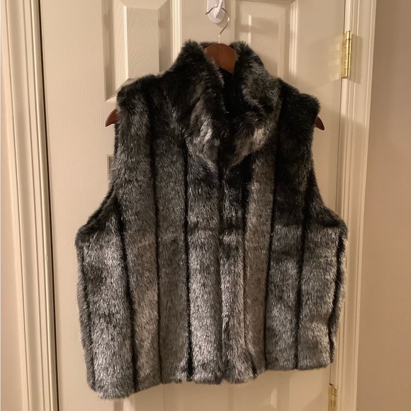 Elegant Black Faux Fur Vest Size Large - Picture 14 of 16
